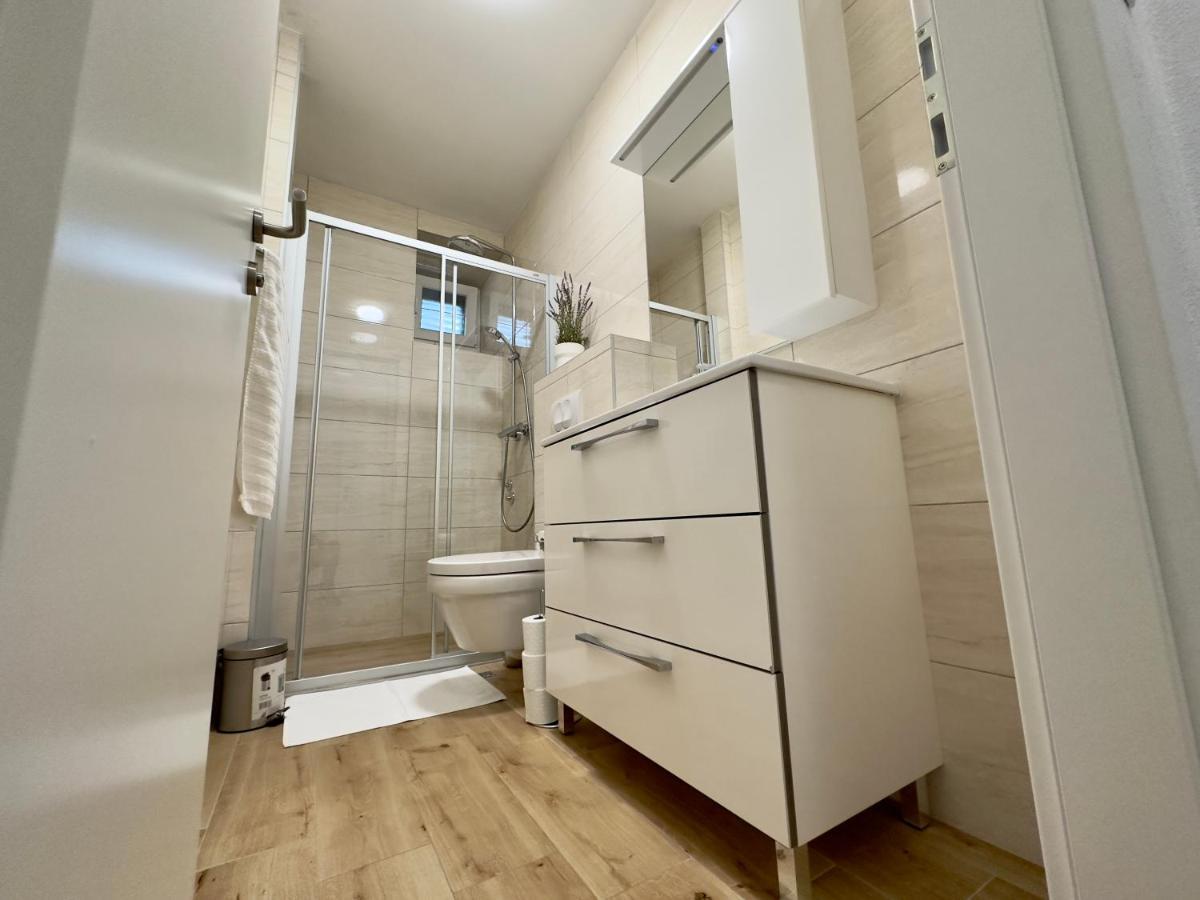 Matek Family & Studio Apartment Rovanjska Exterior photo