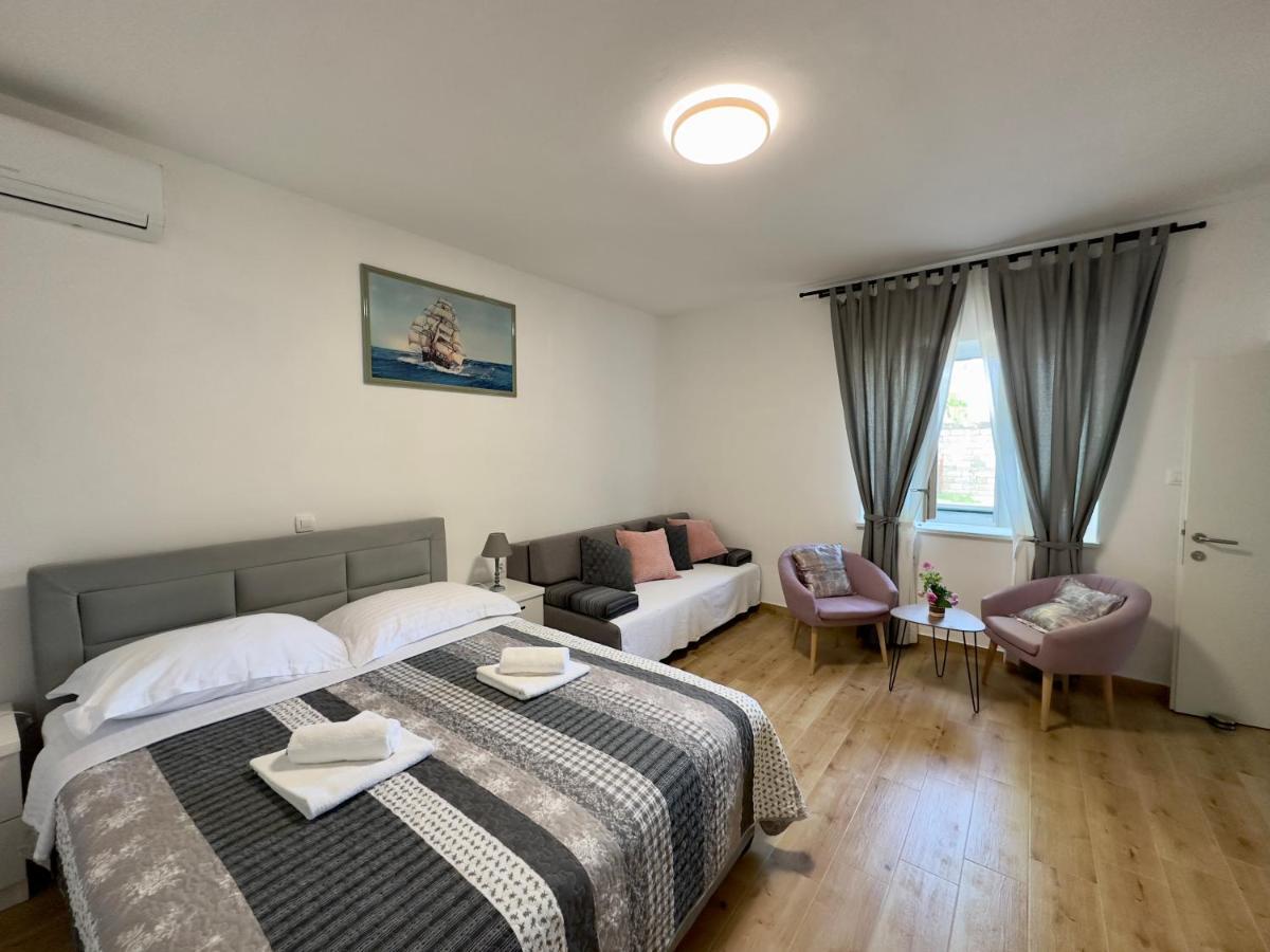 Matek Family & Studio Apartment Rovanjska Exterior photo